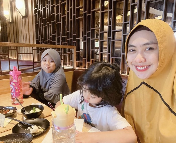 Potret Oki Setiana Dewi Saat Kumpul dan Makan Bareng Keluarga Potret Oki Setiana Dewi Saat Kumpul dan Makan Bareng Keluarga