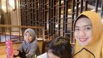Potret Oki Setiana Dewi Saat Kumpul dan Makan Bareng Keluarga