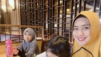 Meskipun sempat mengalami hal-hal yang bikin kaget, tetapi wanita kelahiran 1989 ini lebih sering menunjukkan momen bahagia bersama keluarga, termasuk saat makan. Foto: Instagram @okisetianadewi