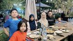 Potret Oki Setiana Dewi Saat Kumpul dan Makan Bareng Keluarga