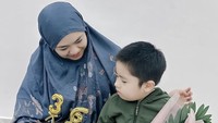Belum lama ini, ustadzah itu berulang tahun yang ke 36. Raut wajahnya terlihat bahagia ketika mendapat hadiah ulang tahun blueberry cheesecake dari suami dan anak-anaknya. Foto: Instagram @okisetianadewi