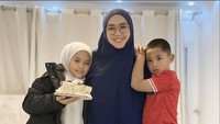 Desember lalu, anaknya yang bernama Maryam berulang tahun. Oki beserta anaknya yang lain tentu memberinya kejutan kue ulang tahun berlalapis krim putih. Foto: Instagram @okisetianadewi