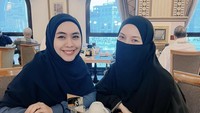 Pergi ibadah ke tanah suci bersama temannya, Oki Setiana Dewi menunjukkn momen saat menikmati makanan mewah di restoran. Tidak diketahui pasti jenis makanannya, tetapi sepertinya olahan daging. Foto: Instagram @okisetianadewi