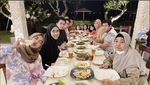 Potret Oki Setiana Dewi Saat Kumpul dan Makan Bareng Keluarga