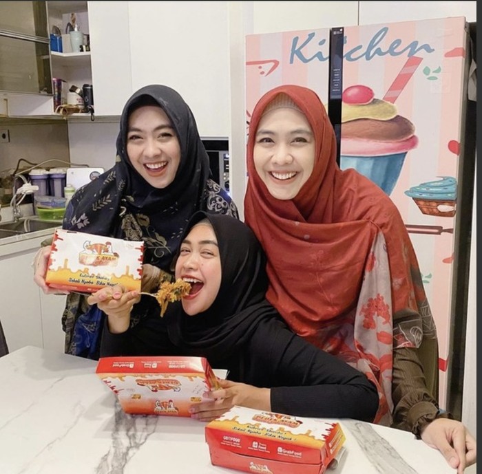 Potret Oki Setiana Dewi Saat Kumpul dan Makan Bareng Keluarga