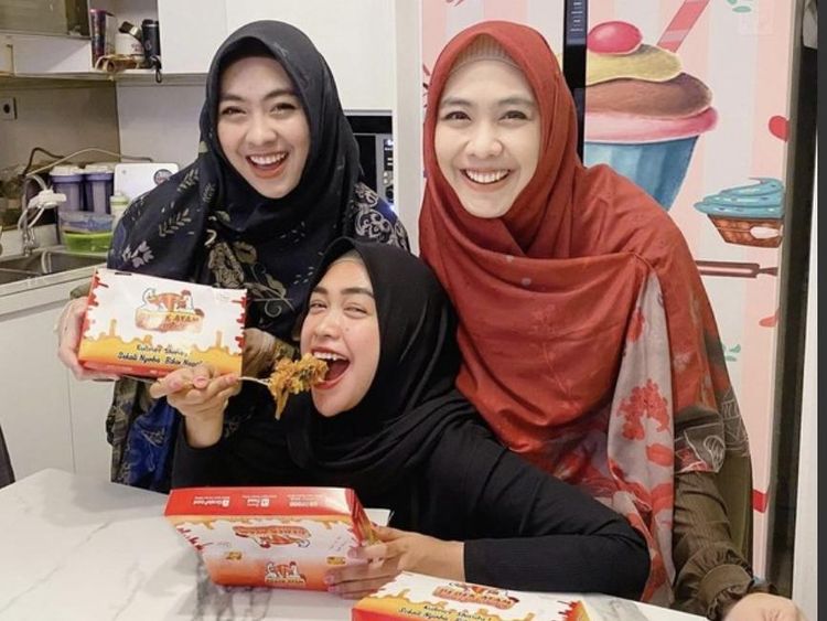 Potret Oki Setiana Dewi Saat Kumpul dan Makan Bareng Keluarga