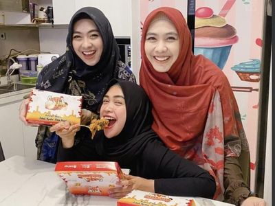Potret Oki Setiana Dewi Saat Kumpul dan Makan Bareng Keluarga