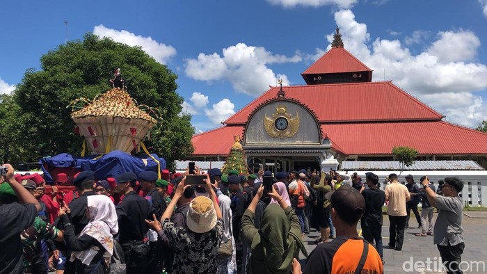 Potret prosesi Garebeg Sawal di Kagungan Dalem Masjid Gedhe Keraton Jogja, Senin (31/3/2025).