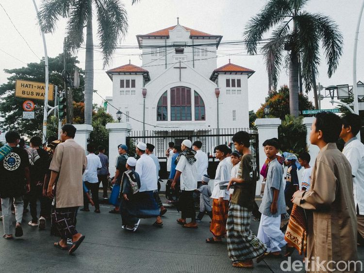 Potret Salat Id di Bangunan Ikonik, Masjid Tua, Gereja, Hingga Museum di Indonesia