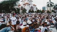 Umat muslim melakukan Salat Idulfitri 1446 Hijriah di kawasan Jatinegara, Jakarta, Senin (31/3/2025). Warga muslim setempat melaksanakan shalat Idul Fitri di kawasan samping Gereja Protestan Koinonia yang didirikan pada 1889. (Grandyos Zafna/detikcom)