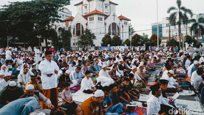 Potret Salat Id di Jatinegara Umat Muslim melakukan Shalat Idul Fitri 1446 Hijriah di kawasan Jatinegara, Jakarta, Senin (31/3/2025). Warga muslim setempat melaksanakan shalat Idul Fitri di kawasan samping Gereja Protestan Koinonia yang didirikan pada 1889.