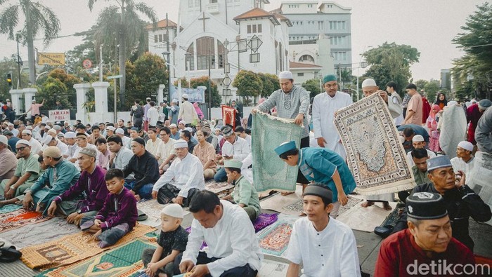 Umat Muslim melakukan Shalat Idul Fitri 1446 Hijriah di kawasan Jatinegara, Jakarta, Senin (31/3/2025). Warga muslim setempat melaksanakan shalat Idul Fitri di kawasan samping Gereja Protestan Koinonia yang didirikan pada 1889.