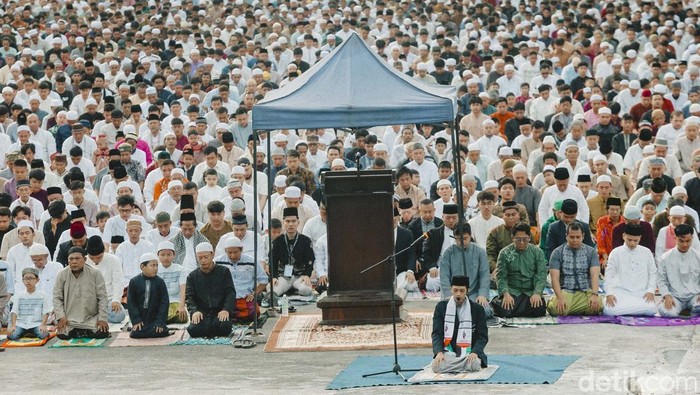 Umat Muslim melakukan Shalat Idul Fitri 1446 Hijriah di kawasan Jatinegara, Jakarta, Senin (31/3/2025). Warga muslim setempat melaksanakan shalat Idul Fitri di kawasan samping Gereja Protestan Koinonia yang didirikan pada 1889.