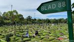 Potret Warga Ziarah Makam di Hari Lebaran