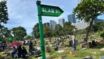 Potret Warga Ziarah Makam di Hari Lebaran