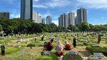 Potret Warga Ziarah Makam di Hari Lebaran