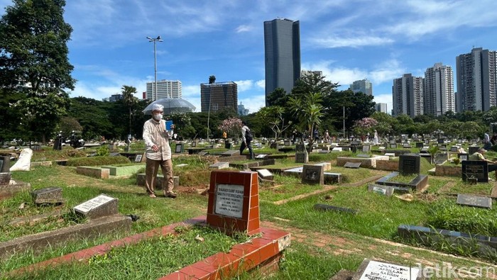 Potret Warga Ziarah Makam di Hari Lebaran Warga berziarah kubur di TPU Menteng Pulo, Jakarta, Β Senin (31/3/2025). Seusai Shalat Idul Fitri 1446 H, umat Muslim melakukan ziarah makam guna mendoakan sanak keluarga dan kerabat yang sudah wafat sekaligus membersihkan makam.