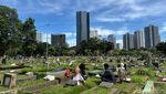 Potret Warga Ziarah Makam di Hari Lebaran