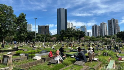 Potret Warga Ziarah Makam di Hari Lebaran