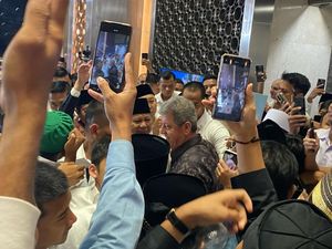 Prabowo-Gibran Salami Jemaah Usai Salat Id di Istiqlal, Jadi Rebutan Foto