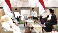 Presiden Prabowo diapit Seskab Letkol Teddy Indra Wijaya dan Menag Nazaruddin Umar di jajaran saf paling depan. Salat Id berjalan khusyuk dan dan khidmat. (Biro Pers Sekretariat Presiden)