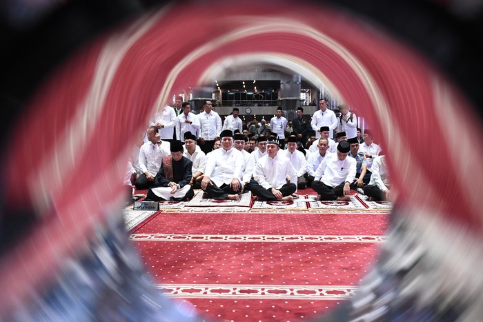 Presiden Prabowo Subianto melaksanakan salat Idul Fitri 1446 H di Masjid Istiqlal, Jakarta, didampingi Wapres Gibran Rakabuming Raka.
