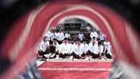 Jajaran Kabinet Merah Putih yang ikut salat Id antara lain Ketua MPR Ahmad Muzzani, Menag Nazaruddin Umar, Menaker Yassierli, Mendes PDT Yandri Susanto, Menko Infrstuktur Agus Harimurti Yudhoyono (AHY), Menko Polkam Budi Gunawan, Mendagri Tito Karnavian, Mensesneg Pratikno, Wamendagri Bima Arya, hingga Gubernur Jakarta Pramono Anung. (Biro Pers Sekretariat Presiden)