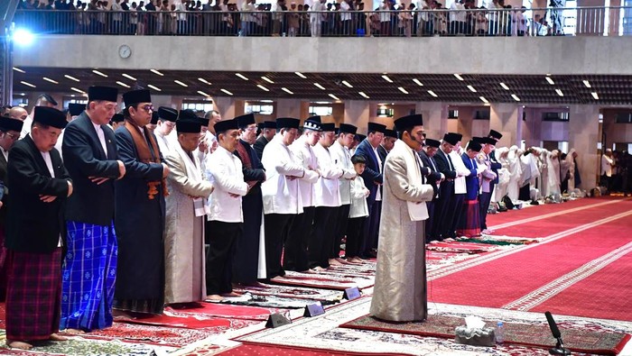 Presiden Prabowo Subianto melaksanakan salat Idul Fitri 1446 H di Masjid Istiqlal, Jakarta, didampingi Wapres Gibran Rakabuming Raka.