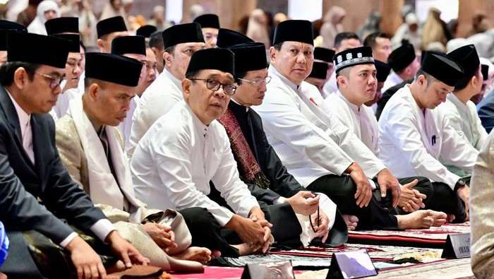 Presiden Prabowo Subianto melaksanakan salat Idul Fitri 1446 H di Masjid Istiqlal, Jakarta, didampingi Wapres Gibran Rakabuming Raka.