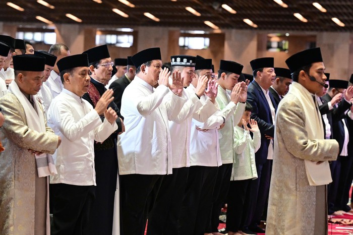 Prabowo-Gibran Salat Id di Istiqlal, Ada JK hingga Pramono Presiden Prabowo Subianto melaksanakan salat Idul Fitri 1446 H di Masjid Istiqlal, Jakarta, didampingi Wapres Gibran Rakabuming Raka.