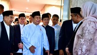 Setelah salat Id, Prabowo terlihat berdiri, lalu dihampiri sejumlah menteri, pimpinan lembaga, hingga jemaah. Prabowo menyalami mereka yang sudah hadir di Masjid Istiqlal. (Biro Pers Sekretariat Presiden)
