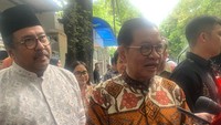 Presiden RI ke-5 sekaligus Ketum PDIP Megawati Soekarnoputri tidak menggelar open house Lebaran 2025 di kediamannya Jalan Teuku Umar, Menten, Senin (31/3/2025). Namun, sejumlah pejabat hingga tokoh hadir untuk halalbihalal dengan Megawati. (Mulia Budi/detikcom)