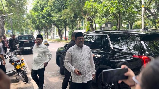 Gubernur dan Wagub DKI Jakarta Pramono Anung-Rano Karno (Doel) halalbihalal Lebaran 2025 ke rumah Ketum PDIP Megawati Soekarnoputri, Senin (31/3/2025). Pramono dan Rano ditemani istrinya masing-masing.
