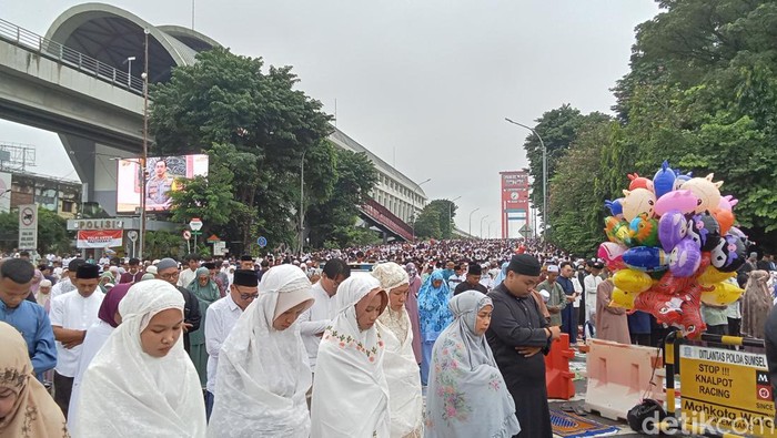 Puluhan ribu jemaah memadati sekitaran Masjid Agung Palembang.