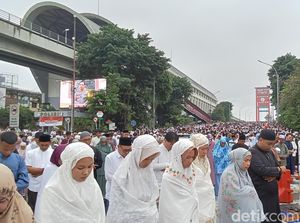 Mendung Tak Surutkan Warga untuk Salat Id di Masjid Agung Palembang