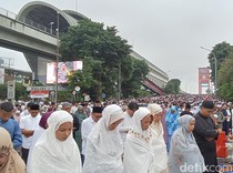 Mendung Tak Surutkan Warga untuk Salat Id di Masjid Agung Palembang