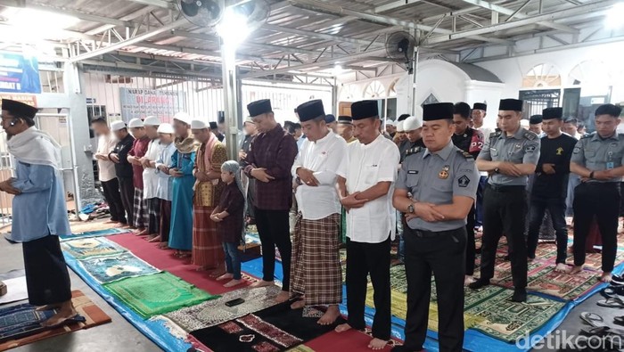 Ratusan warga binaan di Lapas Kelas III Pagar Alam mengikuti salat Id