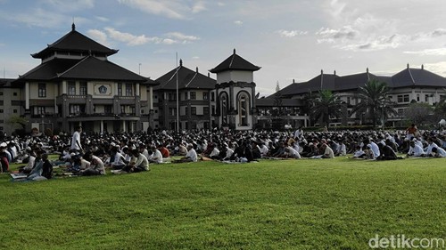 Ribuan jemaah hadir menunaikan Salat Idul Fitri di Puspem Badung, Bali, Senin (31/3/2025). (Foto: Agus Eka/detikBali)