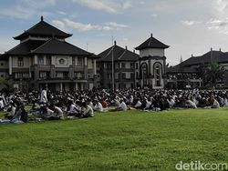 Ribuan Warga Muslim Badung Gelar Salat Id di Puspem
