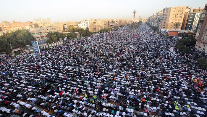 People attempt to catch balloons released after Eid al-Fitr prayers, marking the end of the Muslim holy fasting month of Ramadan, at a public park outside El-Seddik Mosque in Cairo, Egypt March 31, 2025. REUTERS/Mohamed Abd El Ghany