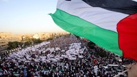 Jamaah membawa bendera Palestina sebagi bentuk dukungan untuk Gaza.