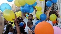 Seusai salat, massa melepaskan balon udara.