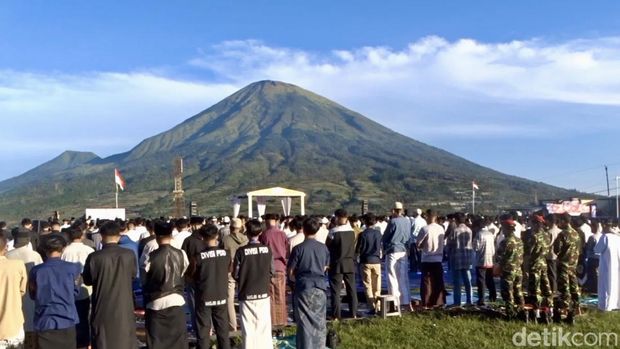 Ribuan warga salat Idul Fitri di bawah dua Gunung di Desa Garung, Kecamatan Kalikajar, Wonosobo, Senin (31/3/2025).