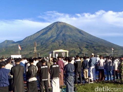 Ribuan warga salat Idul Fitri di bawah dua Gunung di Desa Garung, Kecamatan Kalikajar, Wonosobo, Senin (31/3/2025).