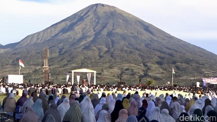 Ribuan warga salat Idul Fitri di bawah dua Gunung di Desa Garung, Kecamatan Kalikajar, Wonosobo, Senin (31/3/2025).