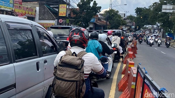 Ruas Jalan Cibiru-Cileunyi dipadati pengendara yang hendak melakukan mudik lokal atau mudik jarak pendek