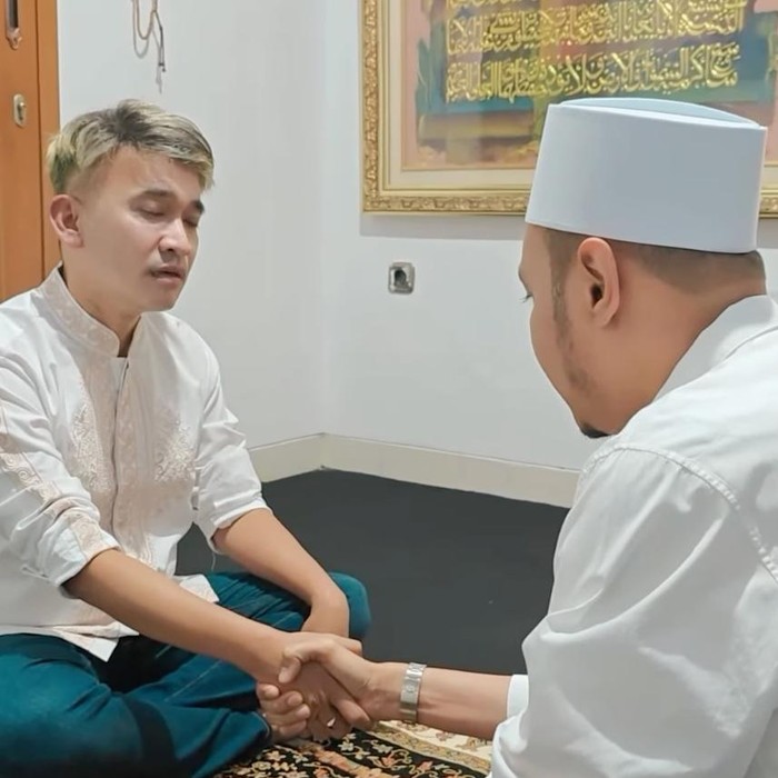 Ruben Onsu dibimbing masuk Islam