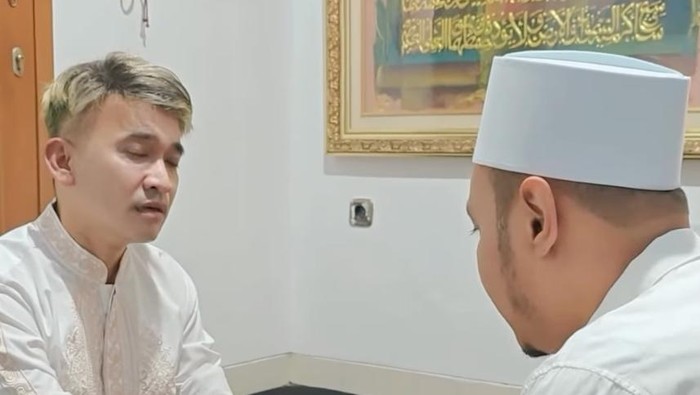 Ruben Onsu dibimbing masuk Islam