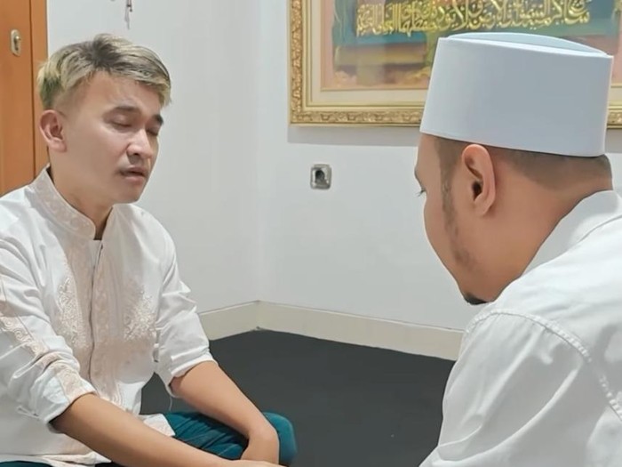 Ruben Onsu dibimbing masuk Islam