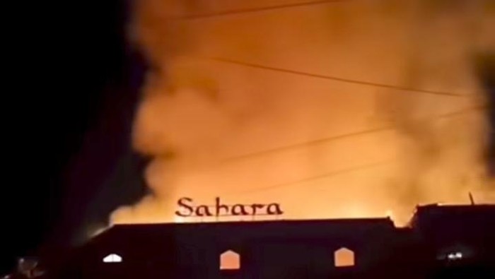 Sahara Club, Karaoke Pizza House di Jalan Raya Senggigi, Batulayar, Lombok Barat, Nusa Tenggara Barat (NTB) hangus terbakar.